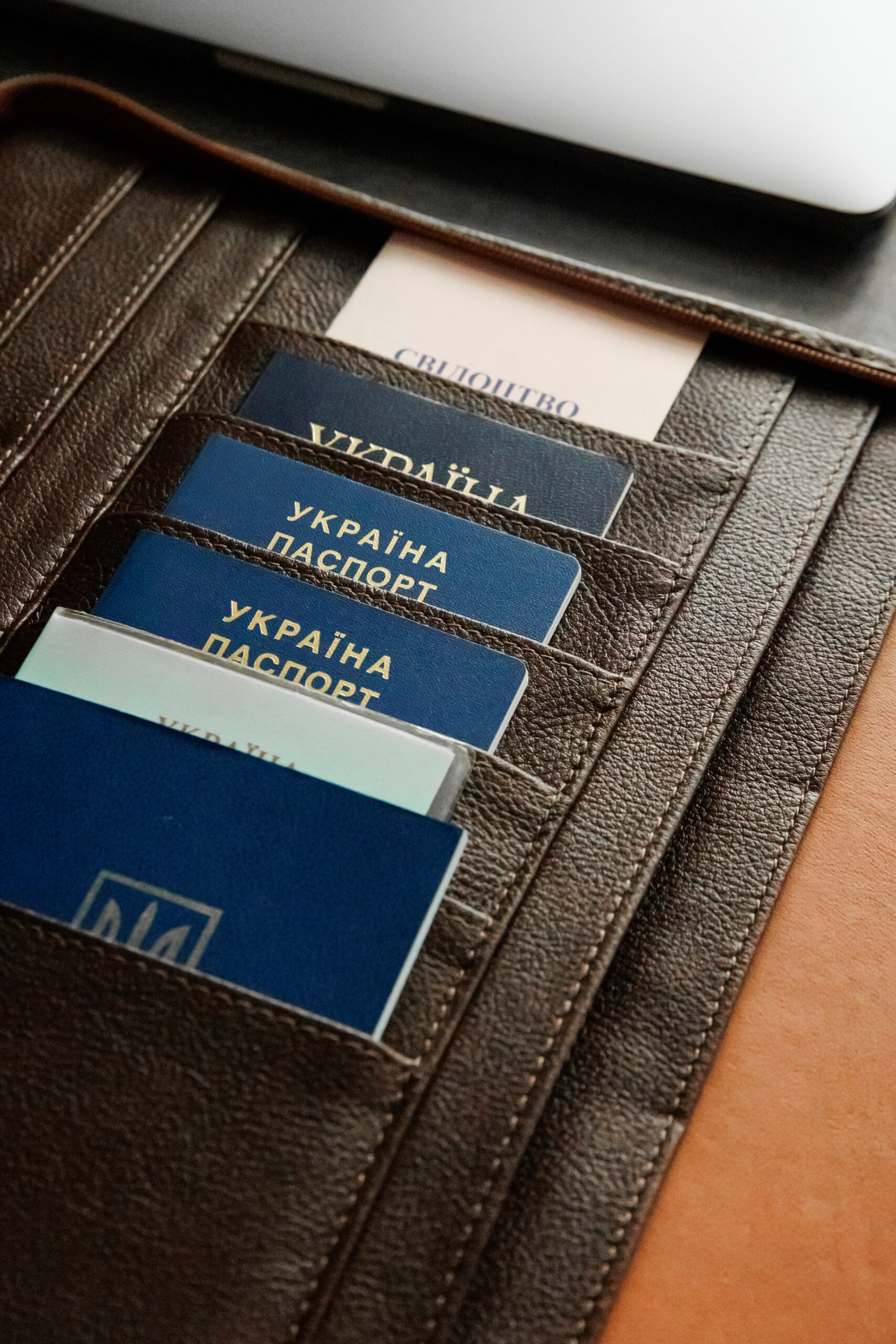 Шкіряна ділова папка для зберігання документів і паспортів