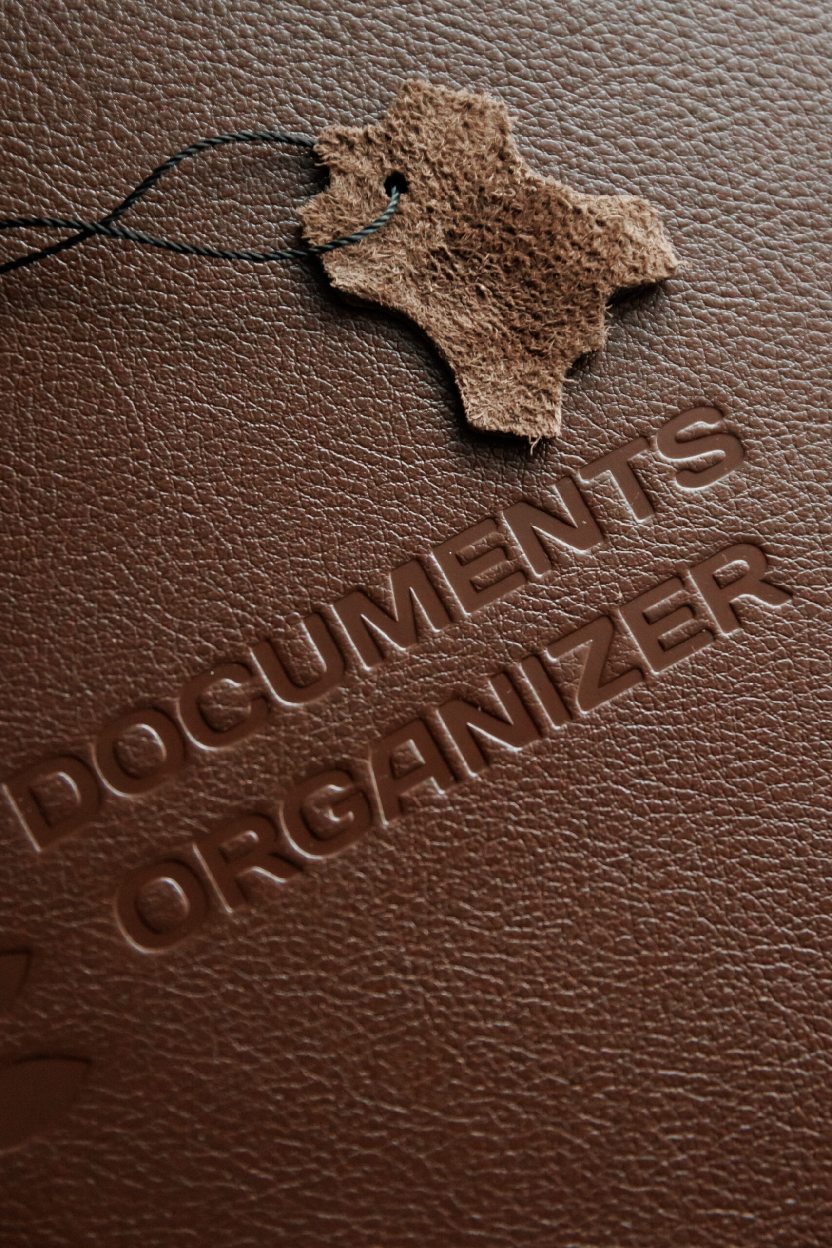 Коричнева шкіряна обкладинка з написом "Documents Organizer"